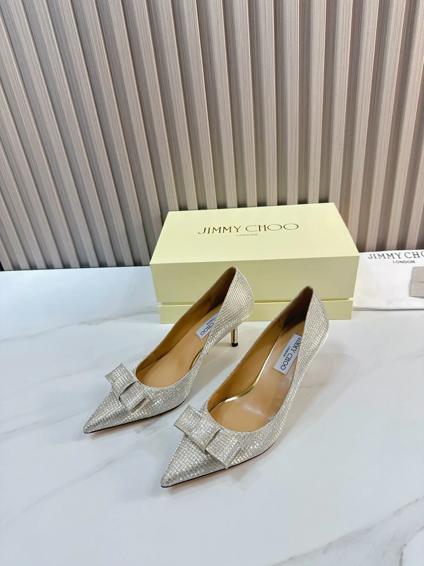 👟👟Ex-factory price 620👟👟 JIMMY CHOO (Jimmy CHOO) 💝💝💝 is a very comprehensive noble fashion lifestyle brand, with a series of women's high-heeled, medium-heeled, flat-heeled sandals with the same straps from major fashion bloggers and celebrities in Hong Kong and the United States.  The Australian pointed toe, round toe and square toe series are simply beautiful. Fall in love with elegance and playful sense of the future. Just by looking at them, you want to own them immediately, but you can really think about a pair of exquisite high heels~~~~~~~~~~~~~~~~~ 💝This series is specially designed for extraordinary and indifferent ladies, thus creating a unique overall effect, Jimmy Choo Design products that inspire women to move forward and show their charm💝💝💝 1⃣️Material: Imported cowhide 2⃣️Inner: Imported Italian lambskin, super soft and delicate 3⃣️Outsole: Imported Italian original original color genuine leather outsole Heel height 6.5 4⃣️Code number: 35 to 39 (34, 40, 41 customized)
